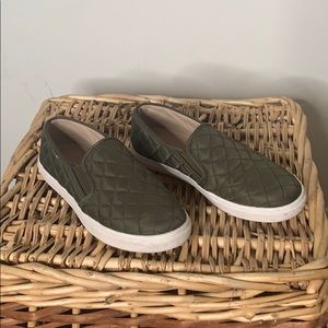 Steve Madden slip ons 6M